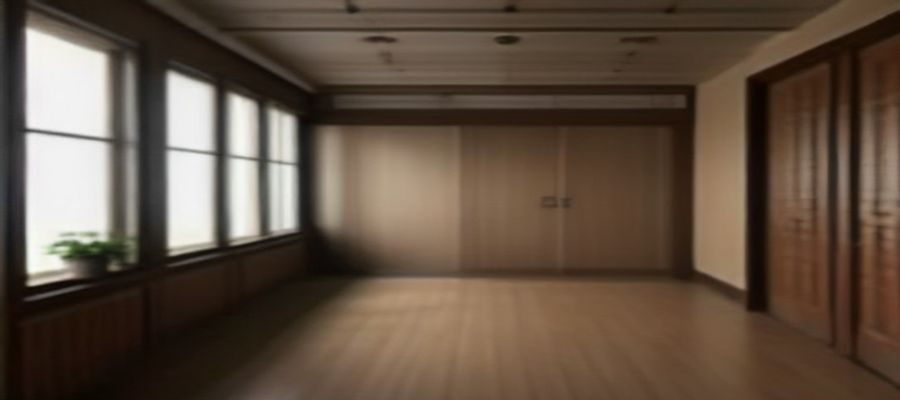 温馨浴室场景中妈妈轻柔为男宝宝洗澡并进行身体部位互动游戏，画面暖黄灯光亲密温馨体现亲子早教氛围